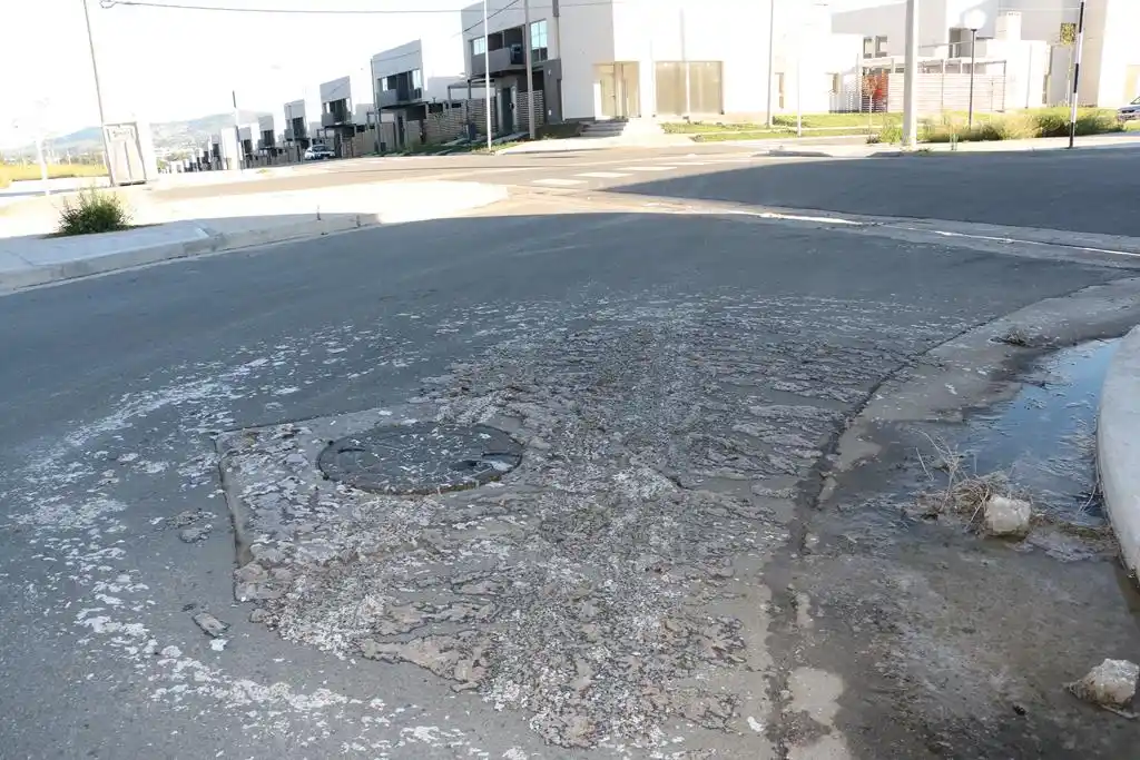 Vecinos del Procrear aseguran que sale agua de cloacas de las alcantarillas