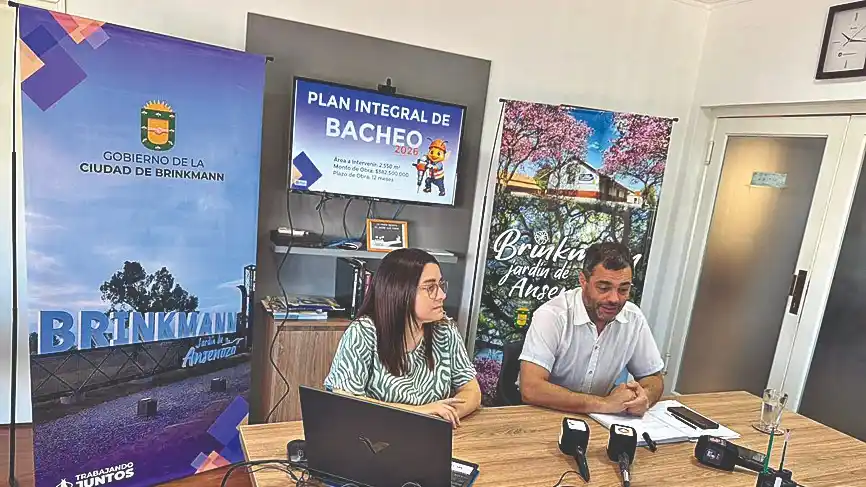 El intendente Mauricio Actis y la secretaria de Obras Públicas, Analía Ledesma, dieron detalles del Plan de Bacheo