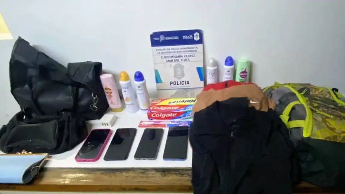 Se incautó el celular robado, mercadería del comercio, tres teléfonos adicionales y varias prendas sin acreditación de propiedad.