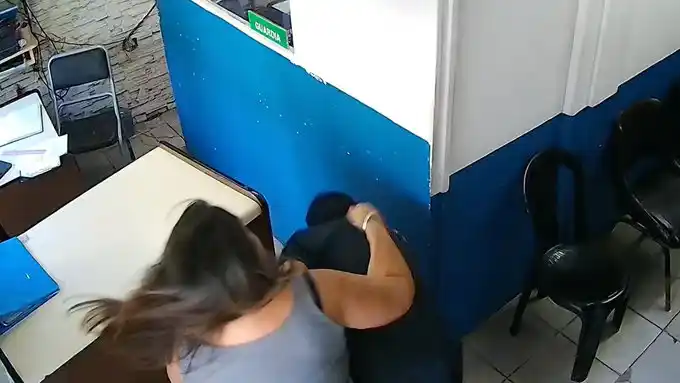 La mujer denunció que un subteniente la empujó y quiso echarla por la fuerza.