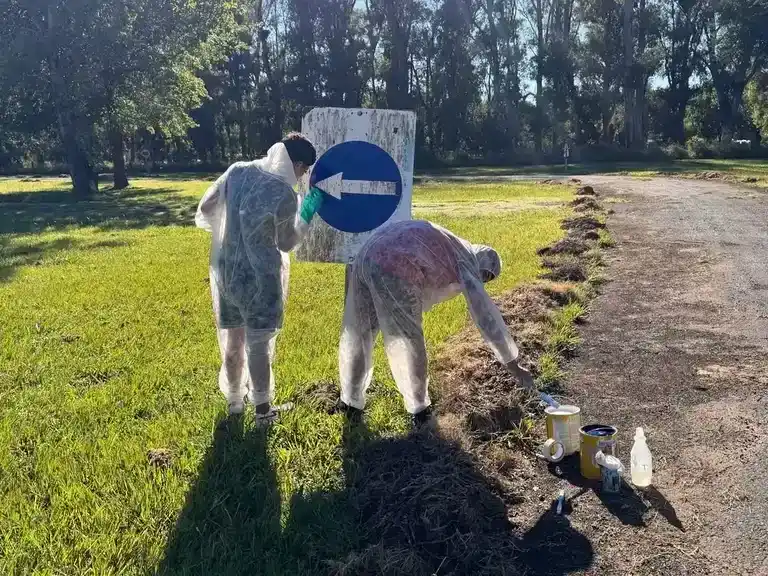 Las tareas comunitarias están vinculadas a acciones relacionadas con la seguridad vial, como pintar carteles del circuito vial.