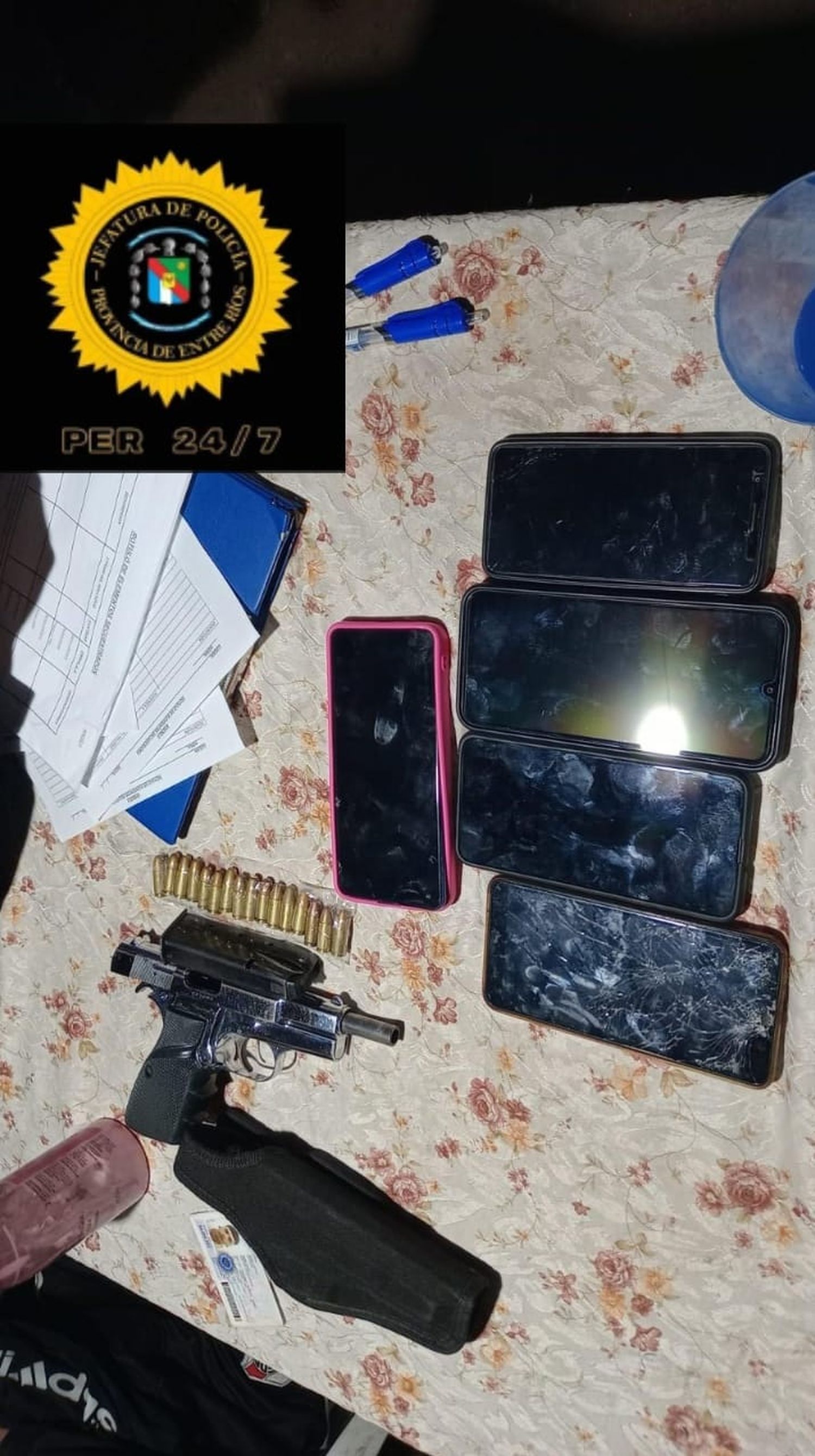 Allanamiento positivo con detenciones, incautación de arma, cartuchería y telefonía celular