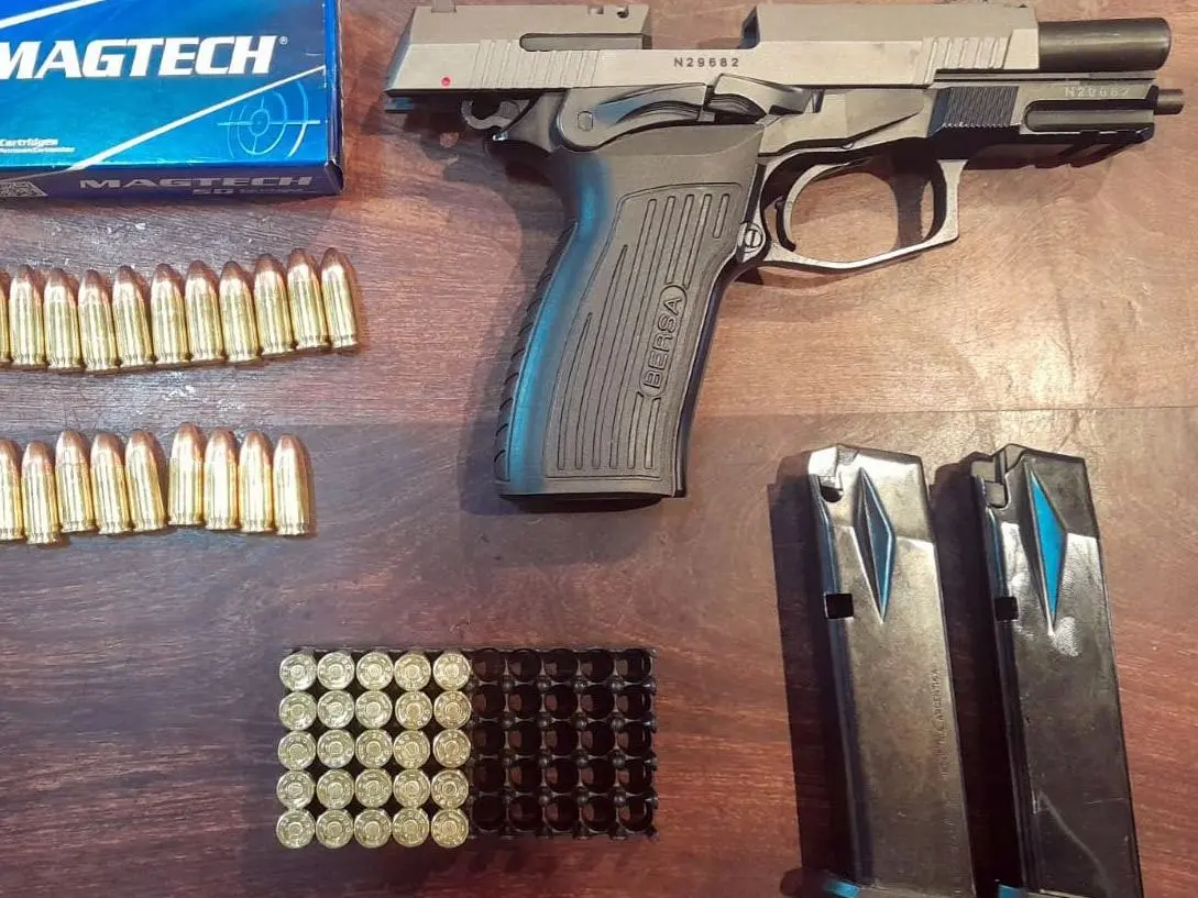 Pistolas. Cargadores y municiones secuestrados
