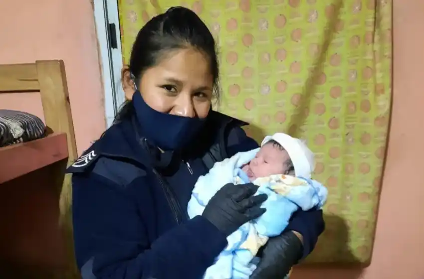 Una policía colaboró en un parto domiciliario