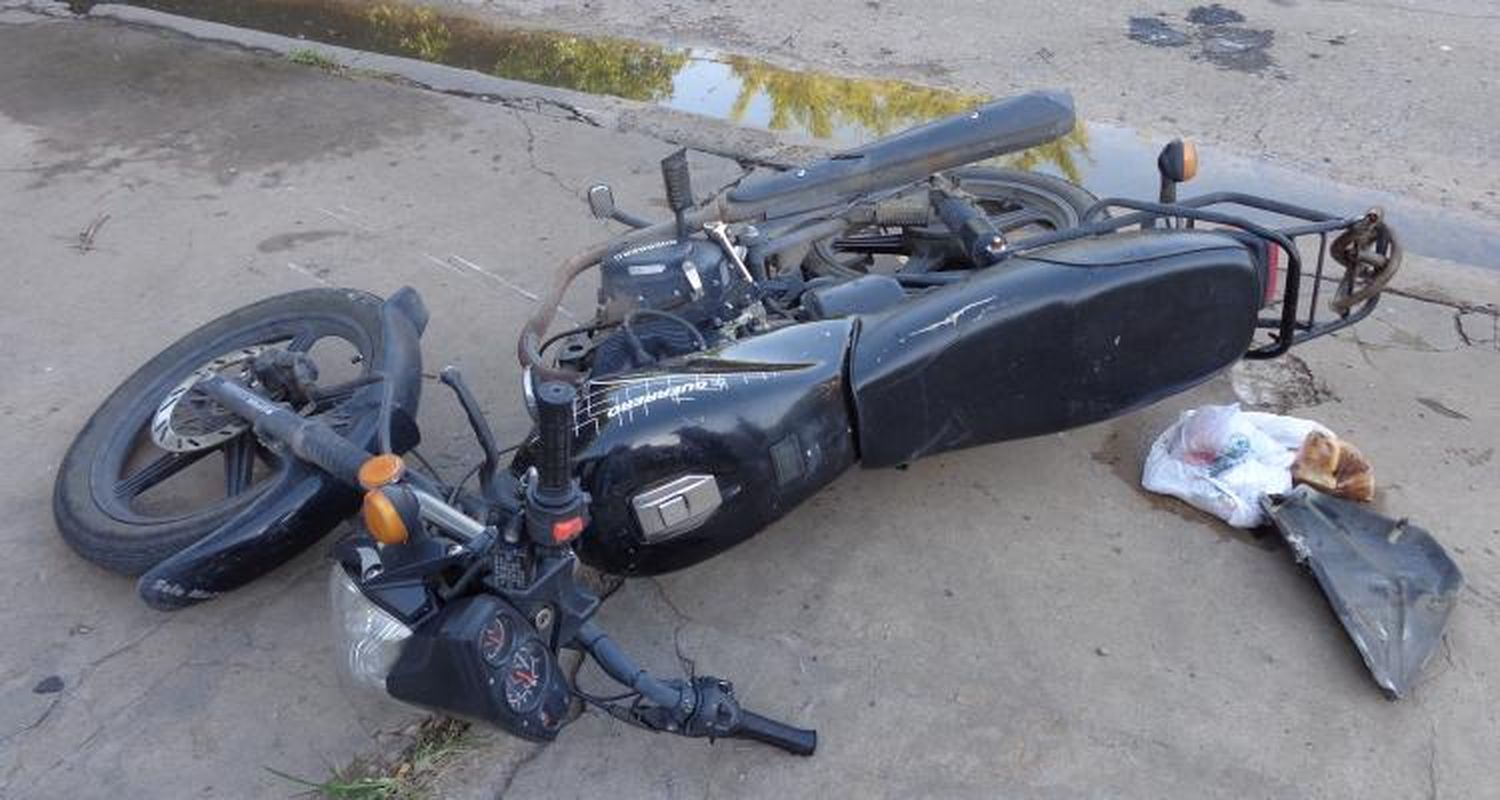 Tras accidente de tránsito, dos jóvenes hospitalizados