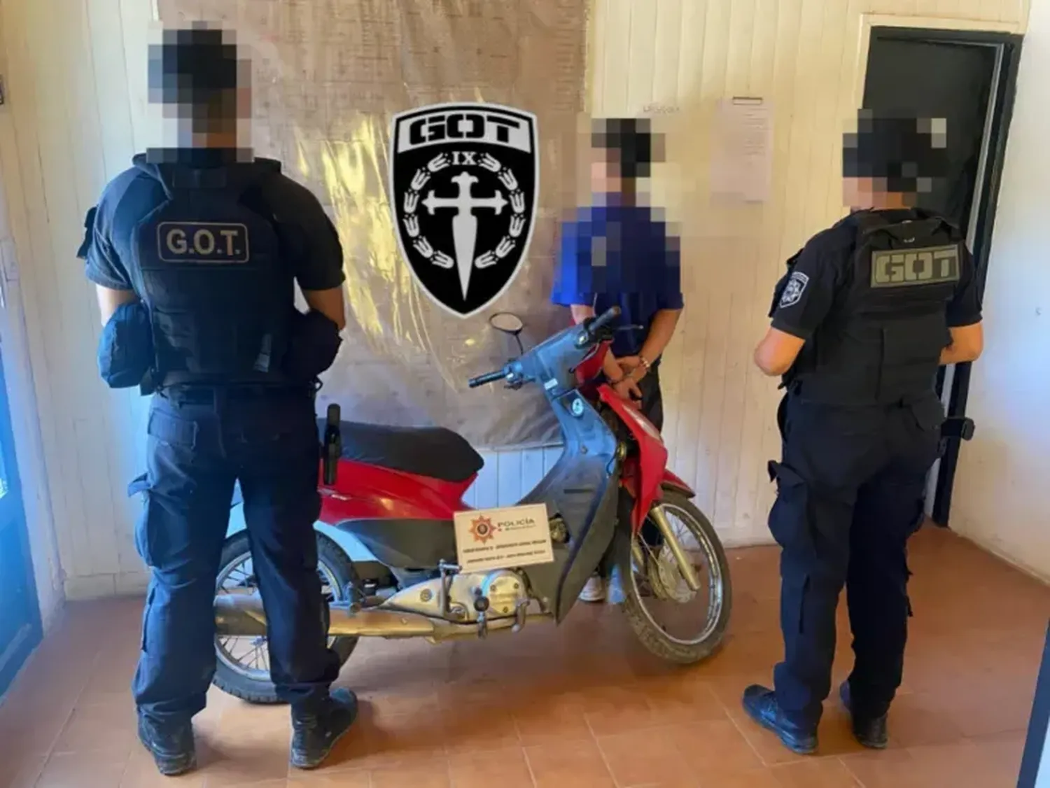 Aprehendido cuando se trasladaba con una moto robada