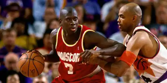 ROBARON anillos NBA de Carl Herrera y pide ayuda para recuperarlos