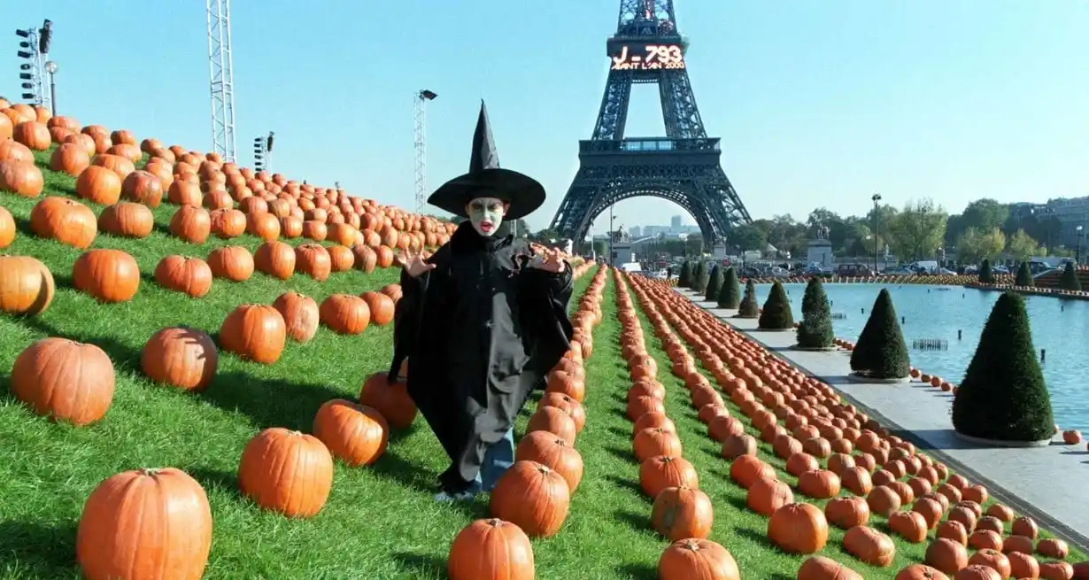 Con variantes, el mundo celebra La Noche de Brujas. Foto: calabazas en los Jardines de Trocadero de París. Archivo Reuters.