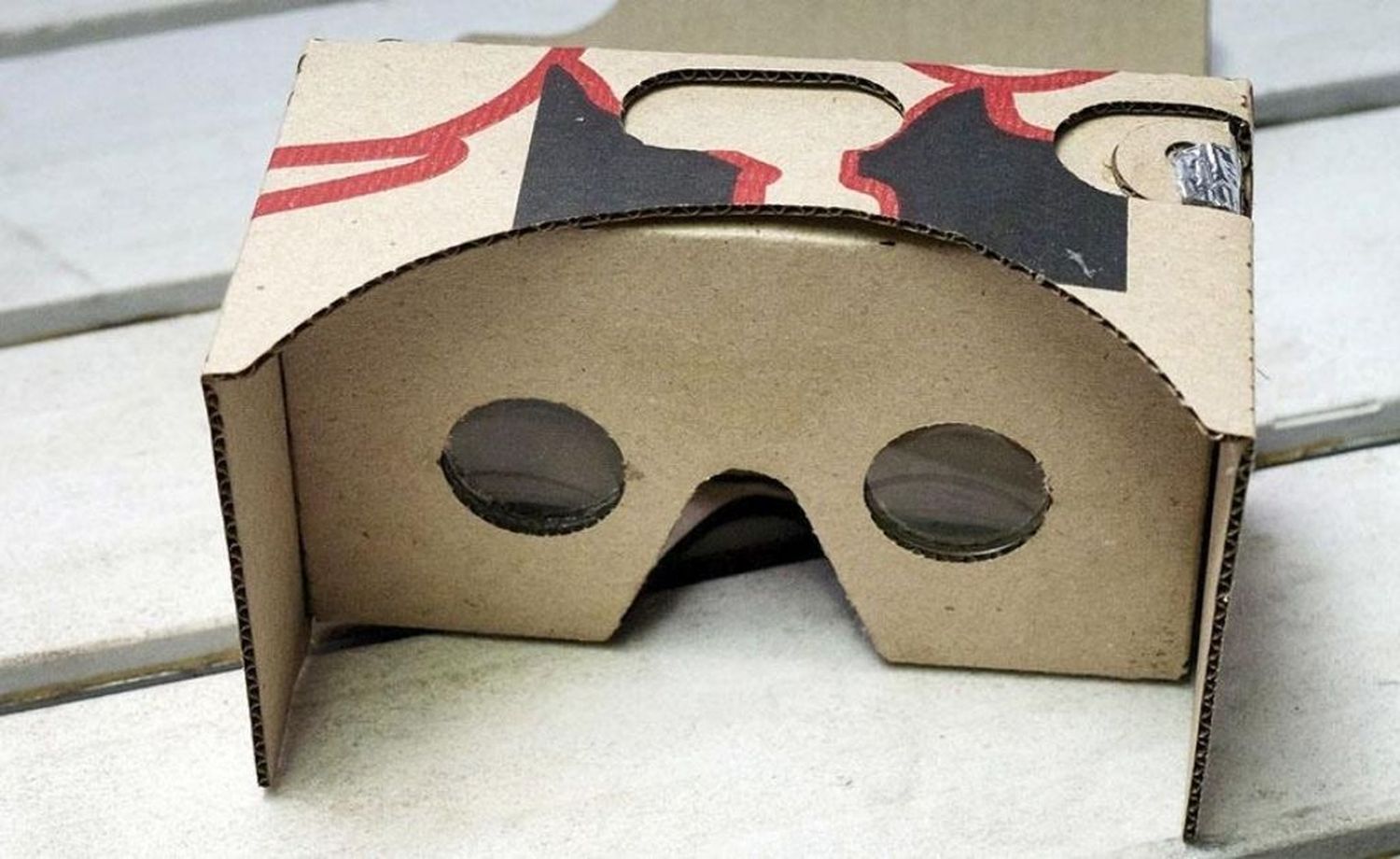 Hacen lentes de realidad virtual con cajas de pizza para internas de un penal