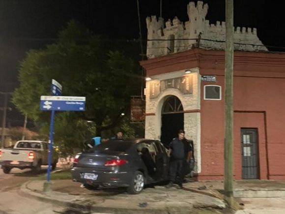 No pudo doblar y se metió con el auto en el Museo de Carlos Casares