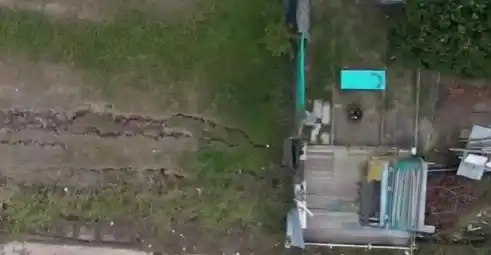 Una construcción quedó “colgando de la barranca” en la costanera de Rosario