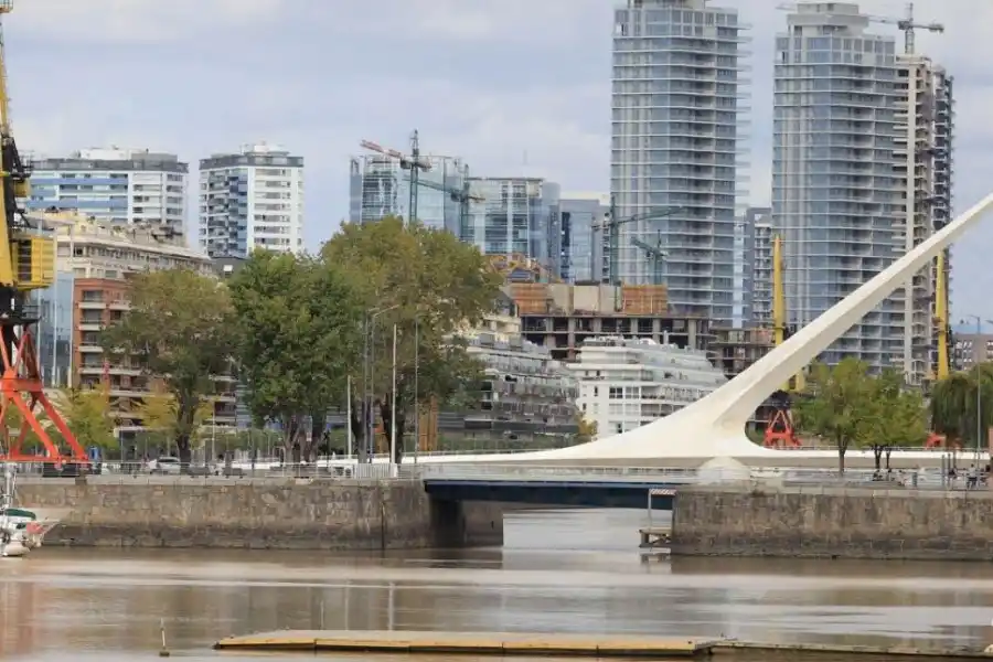 Tragedia: un joven se ahogó en Puerto Madero al tirarse al río a buscar una mochila