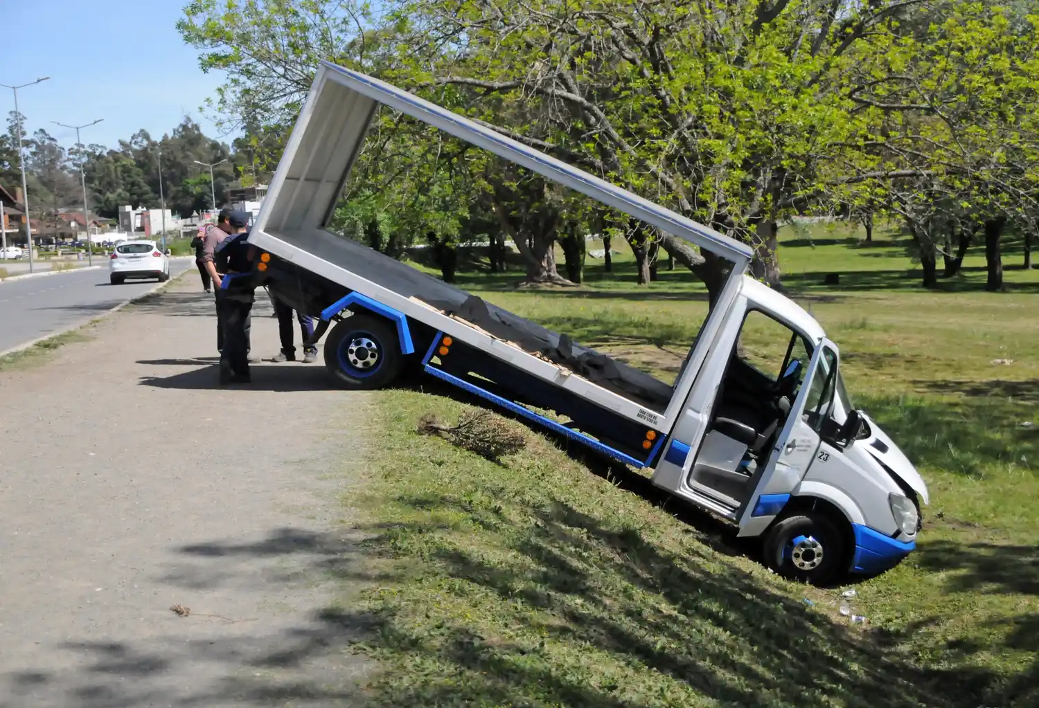 Falló el freno de mano y un camión terminó sobre una zanja en inmediaciones del Lago del Fuerte