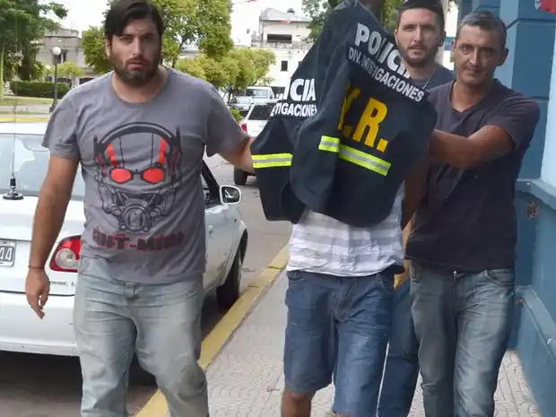 Un collar de cotillón complicó al detenido que robó la panadería 