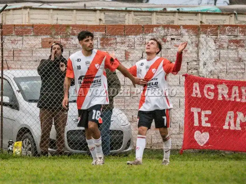 El festejo de Matías Humoffe (7) de Agrario celebra su gol que significó el 2-0 (Ale Zygal)