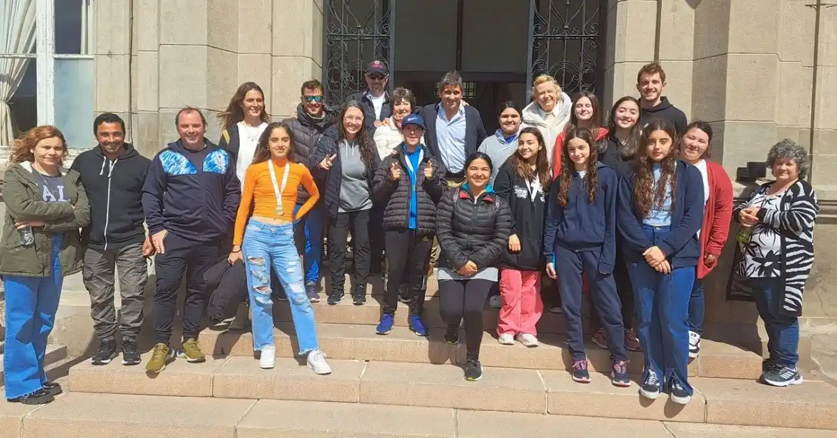Frente al municipio. Juan José Fioramonti con los loberenses premiados en los Bonaerenses