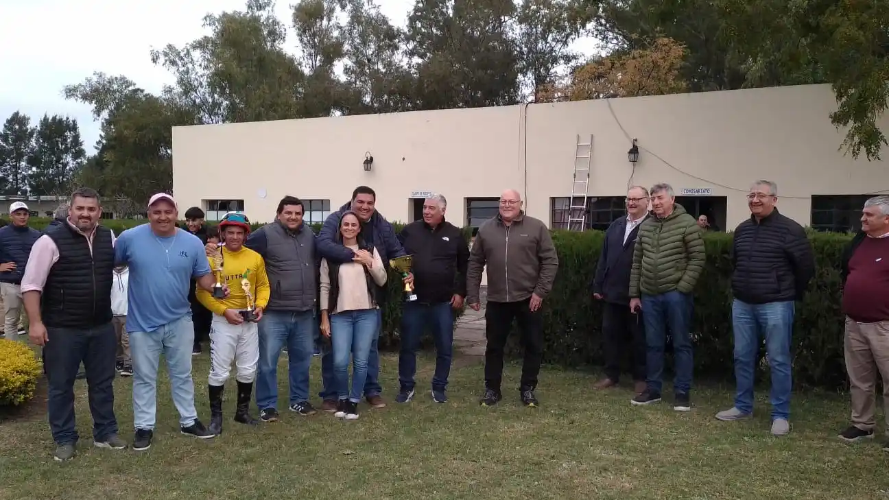 Turf: “El Negro Luis” brilló en el Gran Premio 25 de Mayo