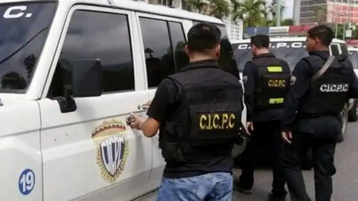 ¡MUJERES Y MENORES PISTOLA EN MANO! Policía frustra atraco al ultimar a dos ladrones en Los Salias