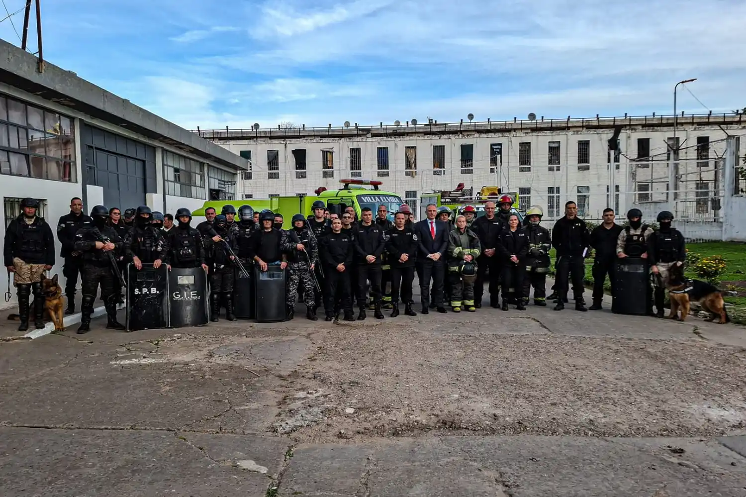 Simulacro de incendio en tiempo real en la Unidad 9 con la participación de bomberos del Cuartel de Villa Elvira
