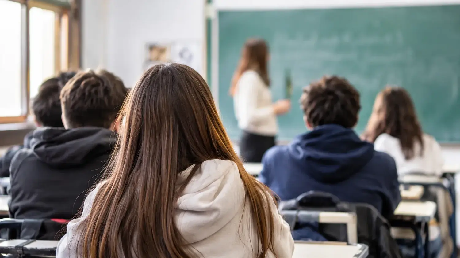 Atención. Los docentes están cada más atentos ante situaciones de salud mental que viven las alumnas y alumnos en el aula.