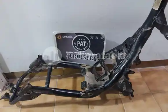 En plena medianoche, la policía los vio paseando con un cuadro de moto robada