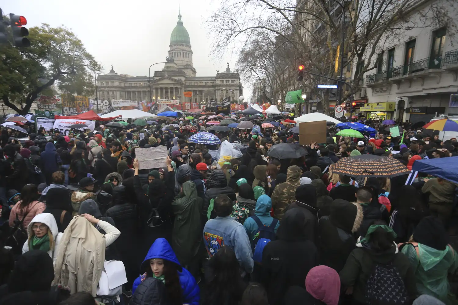 Frente al Congreso, las calles se tiñeron de verde y celeste