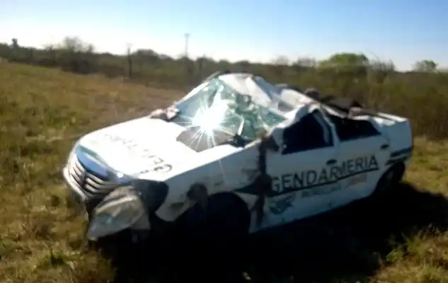 Suboficial de Gendarmería, hospitalizado tras fuerte vuelco en la 14