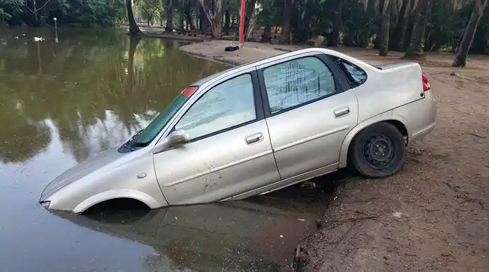 Bahía Blanca: Un remis apareció hundido en el lago y nadie lo va a buscar