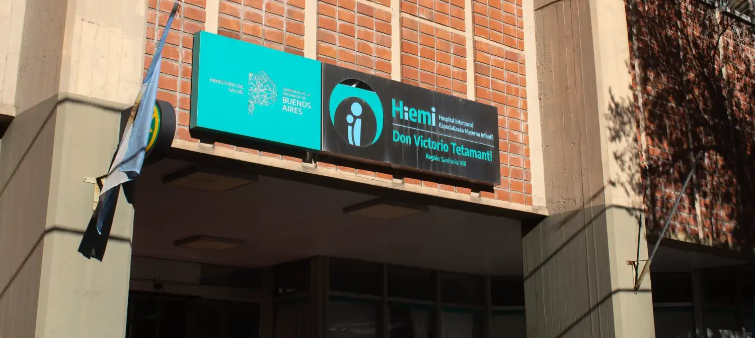 Se trasladó al bebé y a su madre al Hospital Materno Infantil para su evaluación y seguimiento