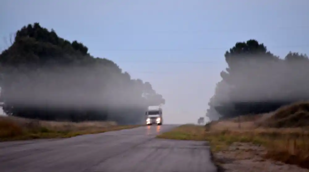 Nube tóxica en Tornquist tras vuelco de un camión con ácido clorhídrico