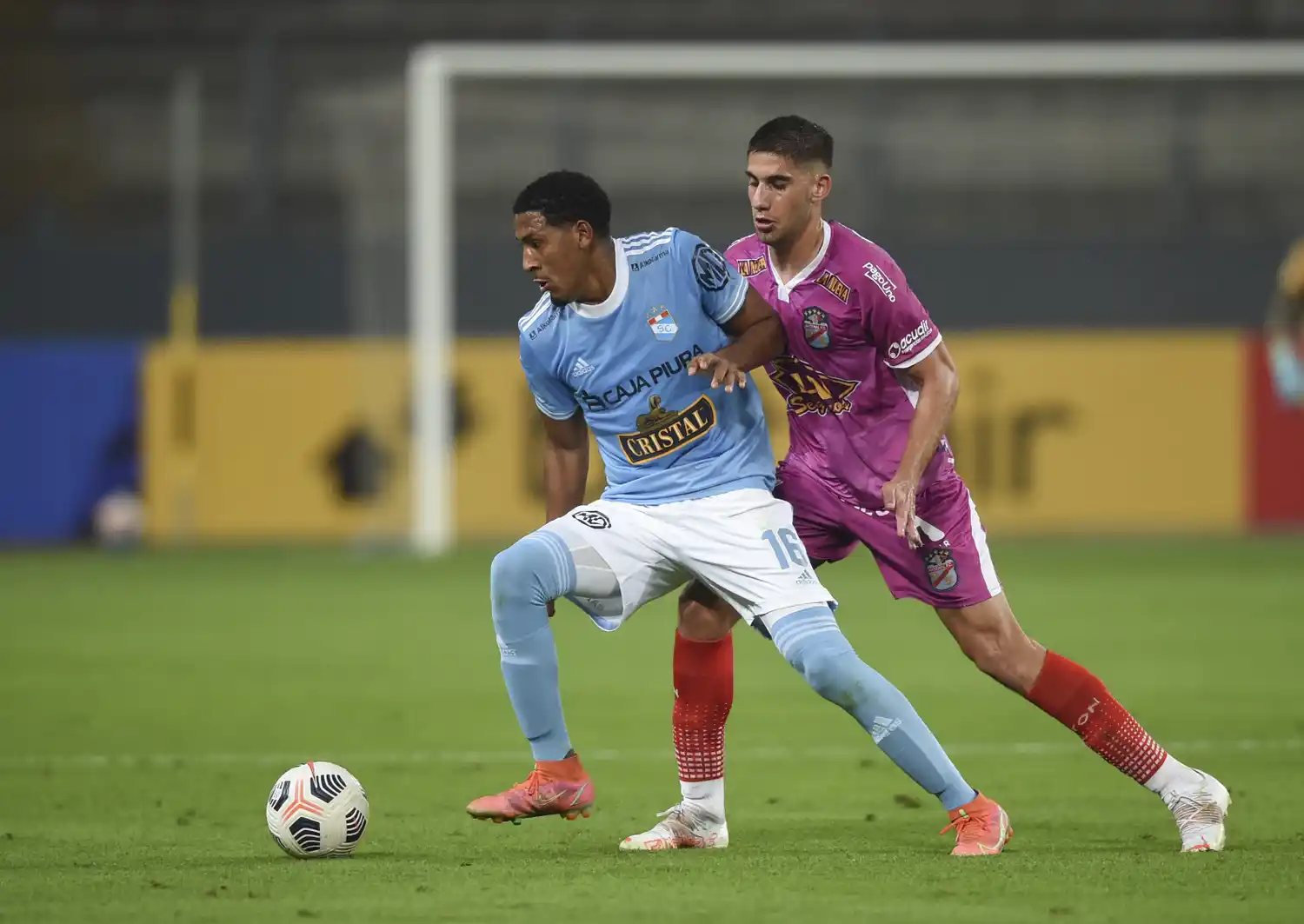 Arsenal fue derrotado en Lima.