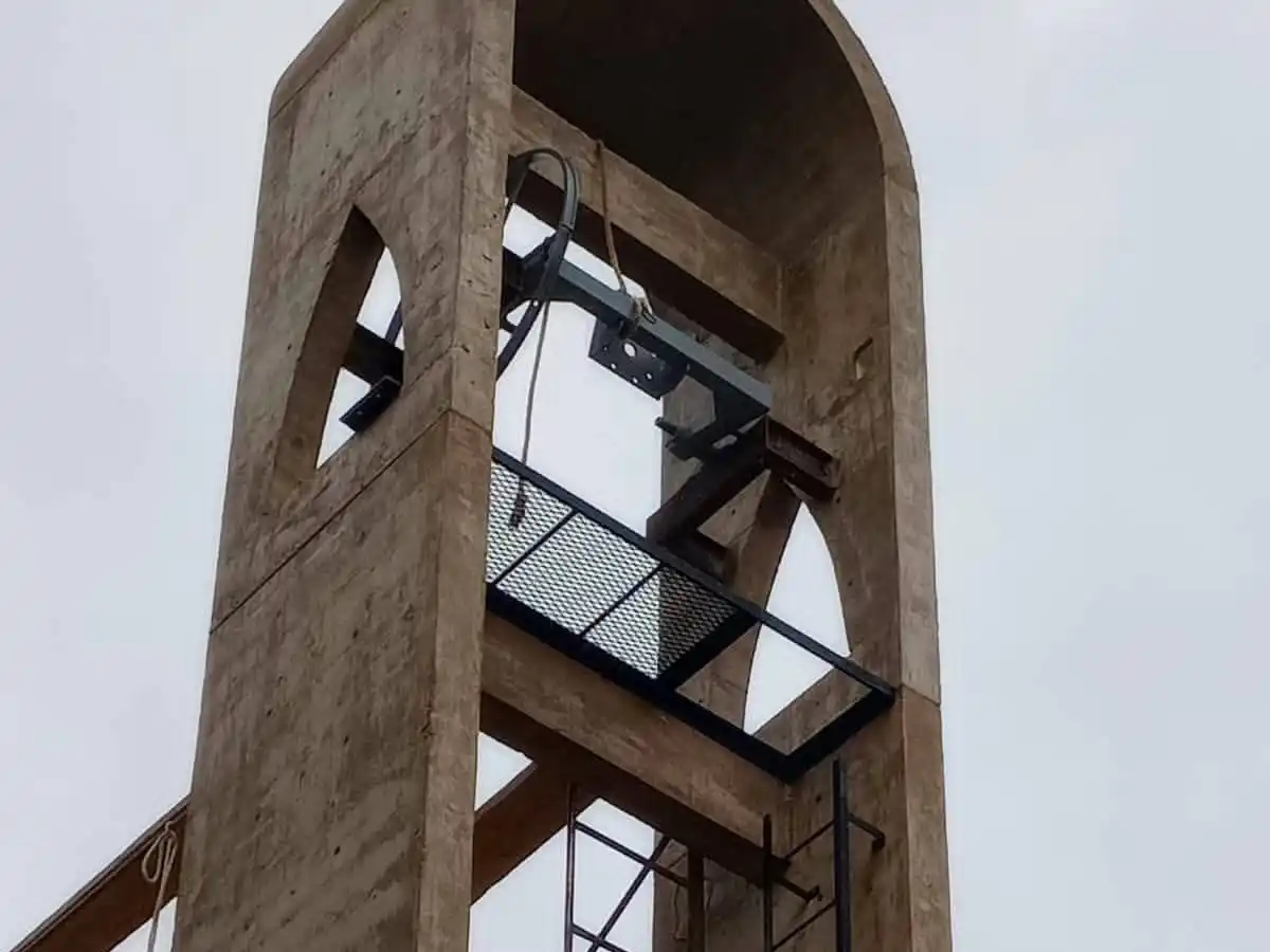 Avanzan los últimos trabajos en el nuevo campanario de la Parroquia Nuestra Señora de Luján