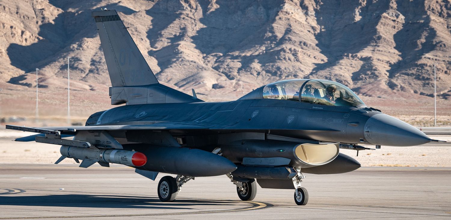 Prueba de rodaje de un F-16 con un misil antibuque Harpoon integrado. Foto: USAF