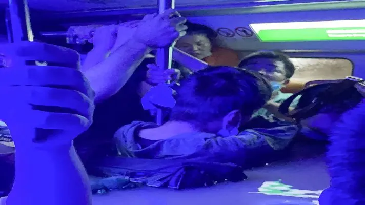 METRO CON EL AGUA HASTA EL CUELLO: torrenciales lluvias dejan al menos 16 muertos en China