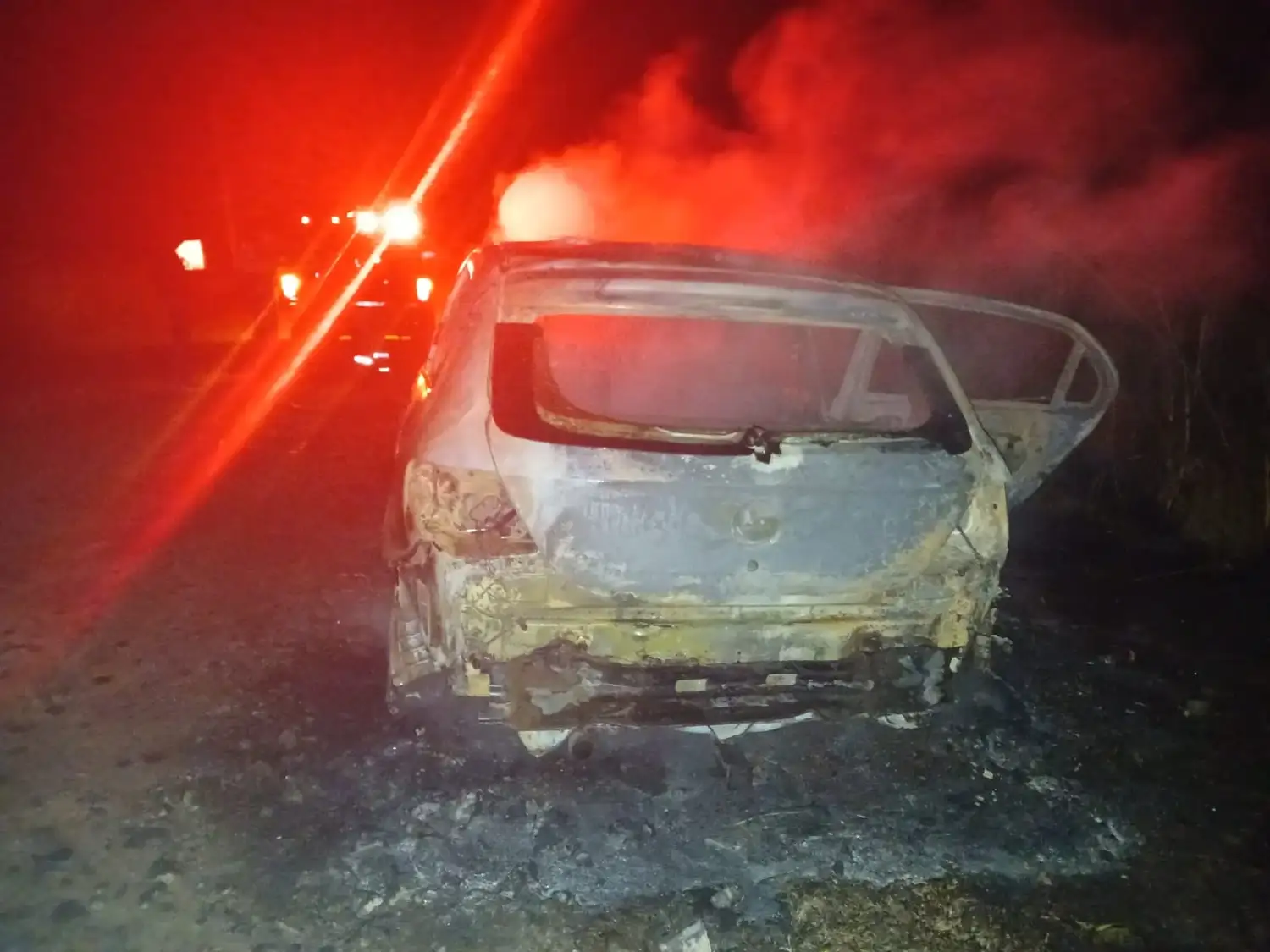 Un vehículo se incendió por completo en Brazo Largo: una mujer y sus tres hijos se salvaron de milagro
