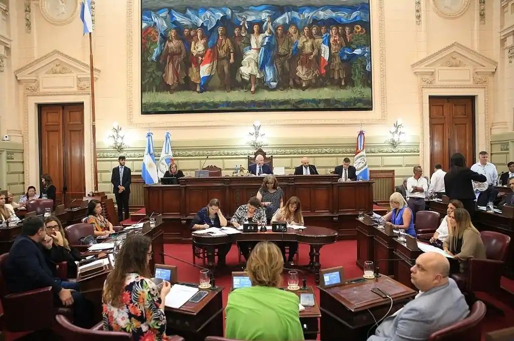 Los legisladores congelan sus dietas por 6 meses