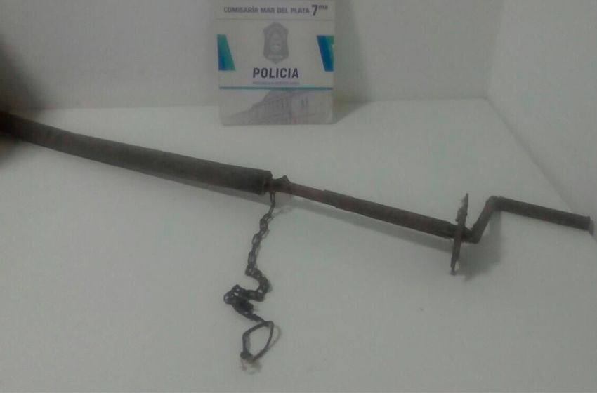 Palanqueó una puerta para entrar, pero el ruido lo delató
