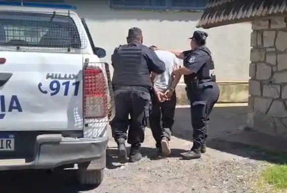 Ebrio y drogado, un hombre amenazó con una cuchilla a su hijastro