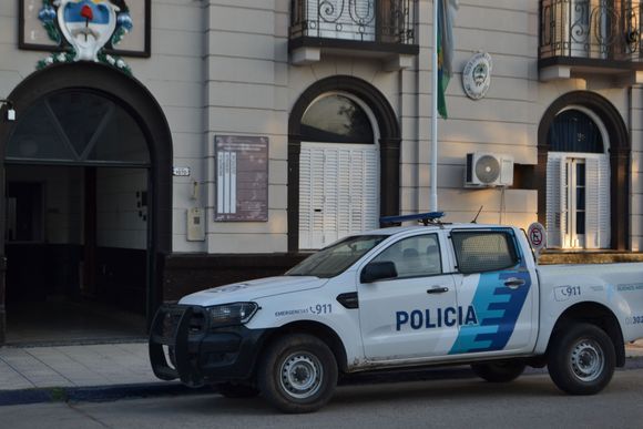 Violento asalto: delincuente golpeó a una mujer en la puerta de su vivienda