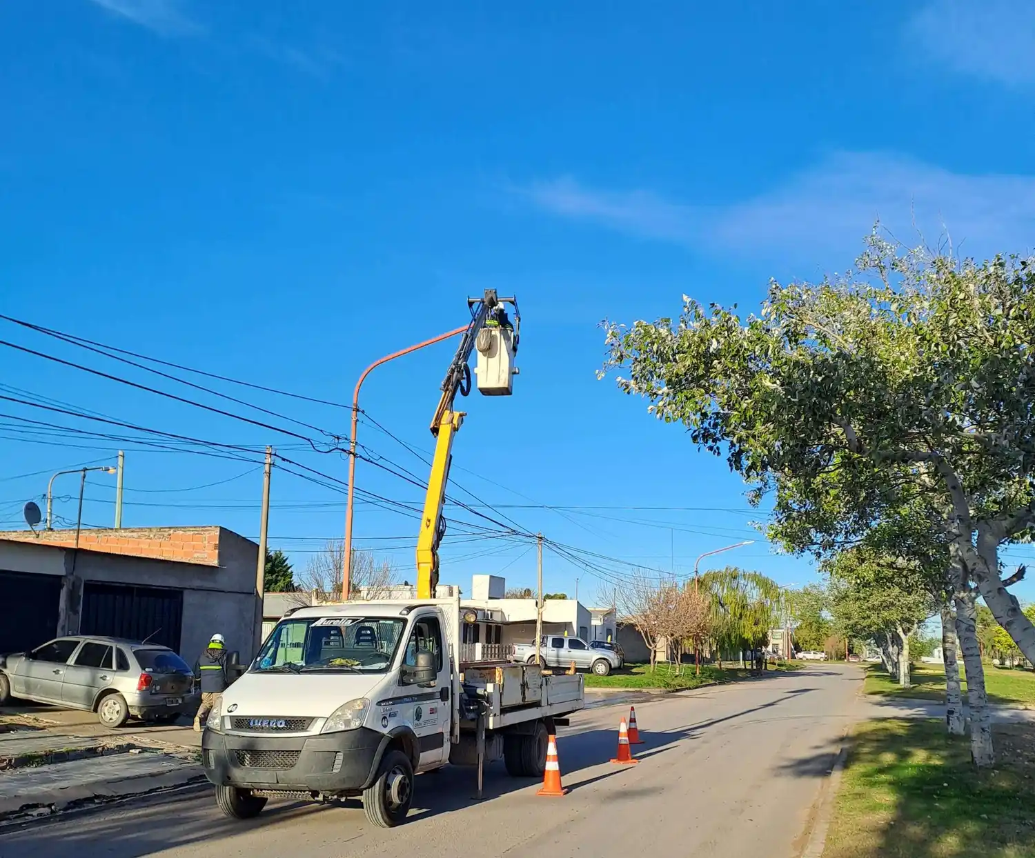 Recambio de luminarias en Avenida Ameghino
