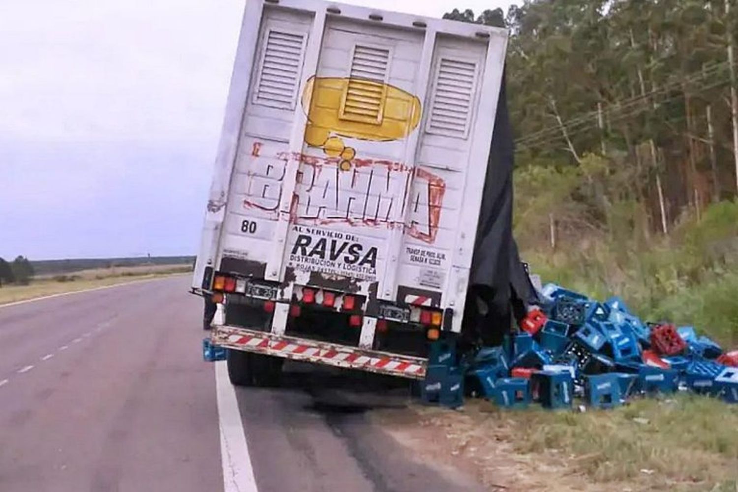 Un camión que venía hacia Concordia perdió gran parte de su carga de cerveza en la Ruta Nacional 14