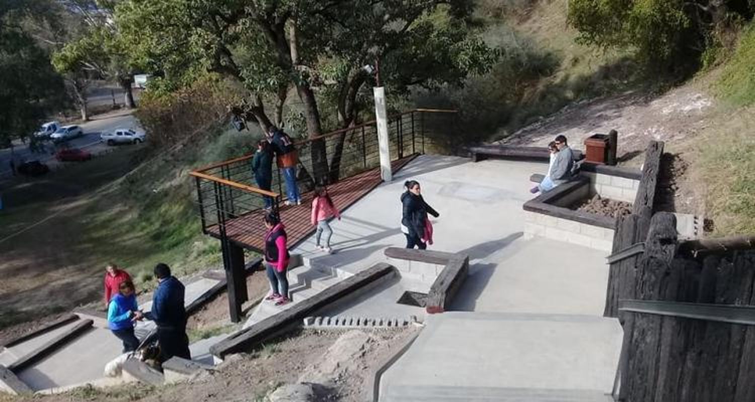Con zumba, inauguraron la escalera que desciende desde Mitre hasta el Paseo Público