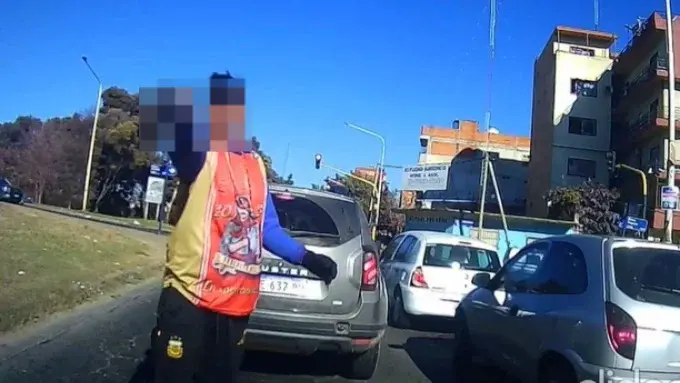 Gritos y pánico en La Matanza: le apuntaron con un arma para robarle el auto, pero logró escapar y todo quedó grabado