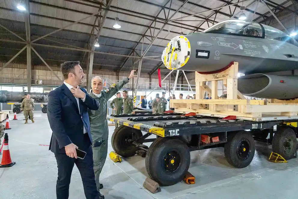 Cómo será el armado del primer avión F-16 que llegó a la Argentina