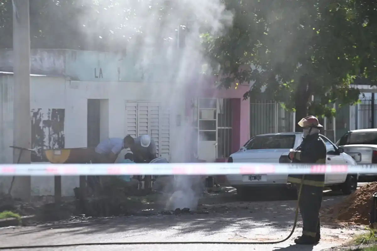 Personal de Gasnea cortó la perdida de gas y trabaja en la reparación del caño dañado: cómo se produjo la fuga
