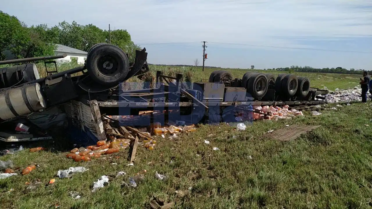 Volcó un camión cargado de gaseosas sobre la Autovía 14: el chofer salió ileso