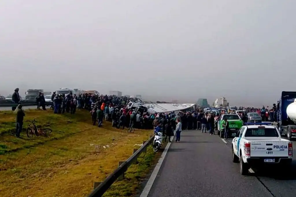 Volcó un camión cerca de San Pedro y  vecinos saquearon la mercadería