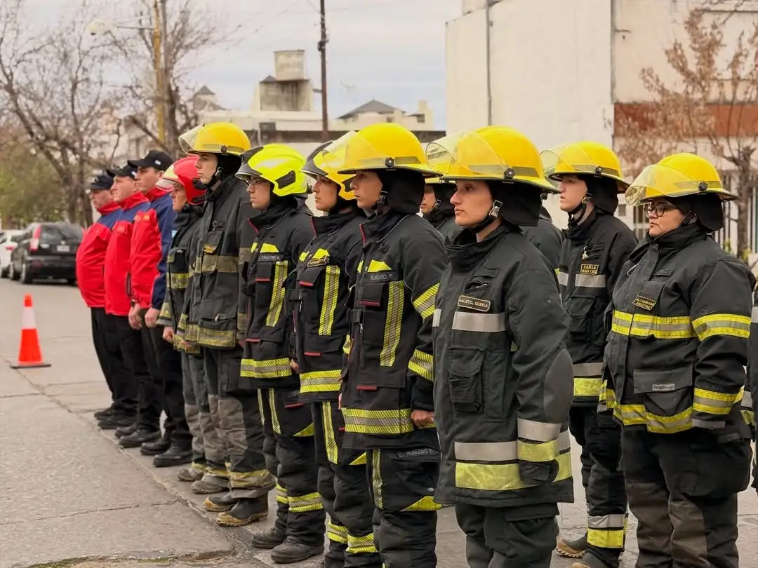 Los primeros actos, esta mañana frente al cuartel. (Foto: Bomberos)