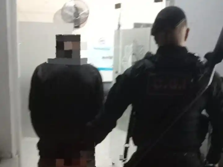 Armado con un cuchillo, andaba amenazando a la gente por la calle en el Villa Dominga