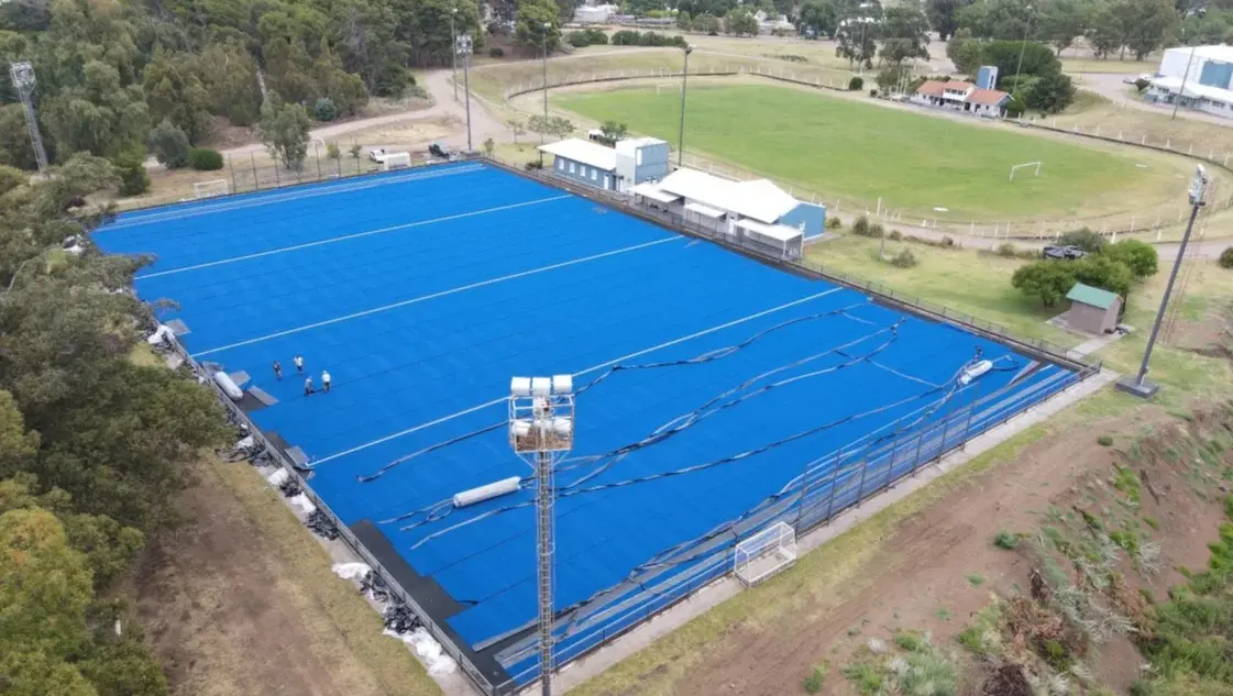 Avanza la primera cancha de hockey con alfombra a base de agua de Monte Hermoso